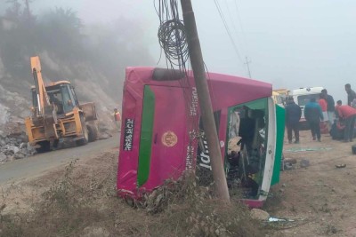 पोखरा जाँदै गरेको बस दुर्घटनामा १८ यात्रु घाइते   